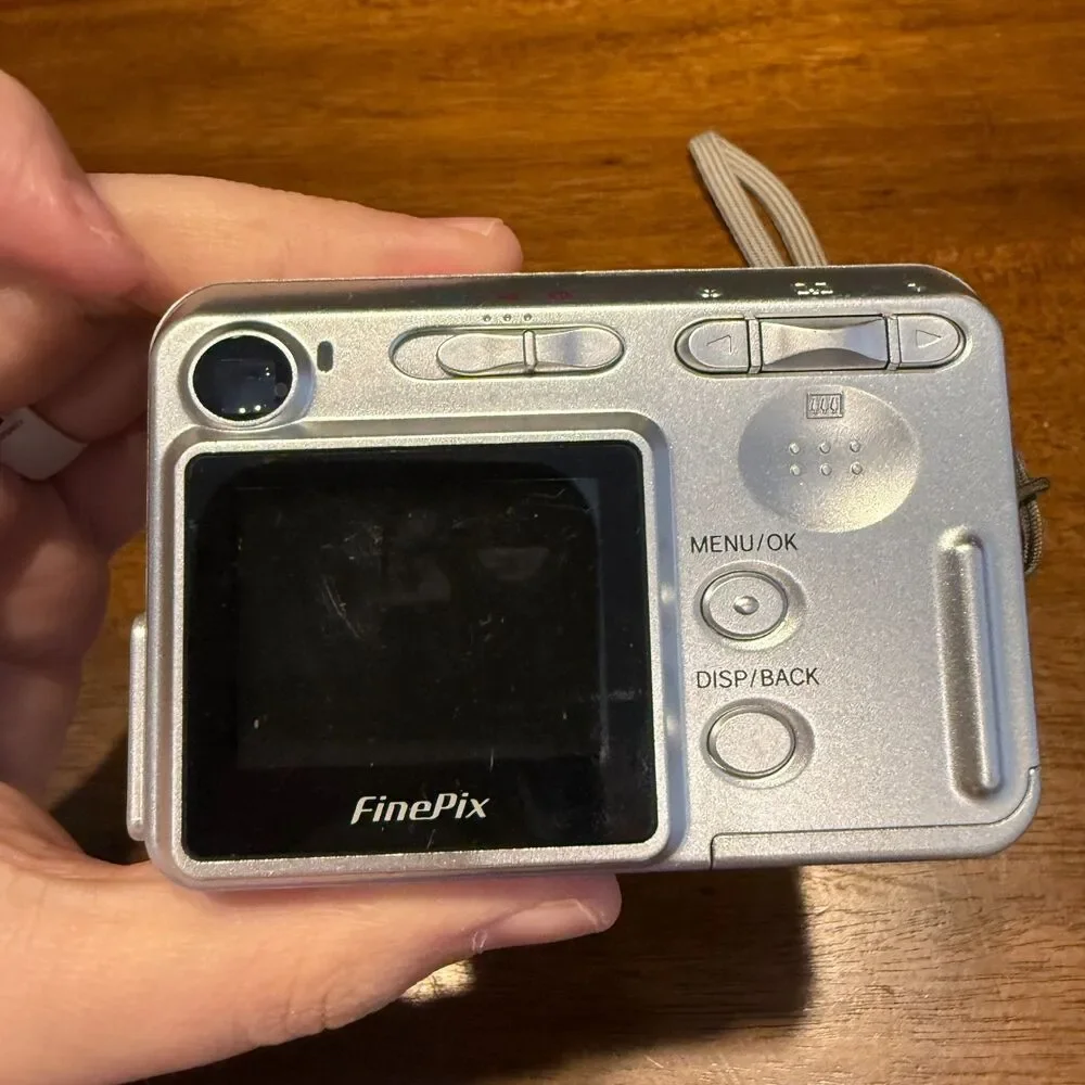 Nikon COOLPIX L22 12.0MP Digital Camera -Champagne silver- tested read condition